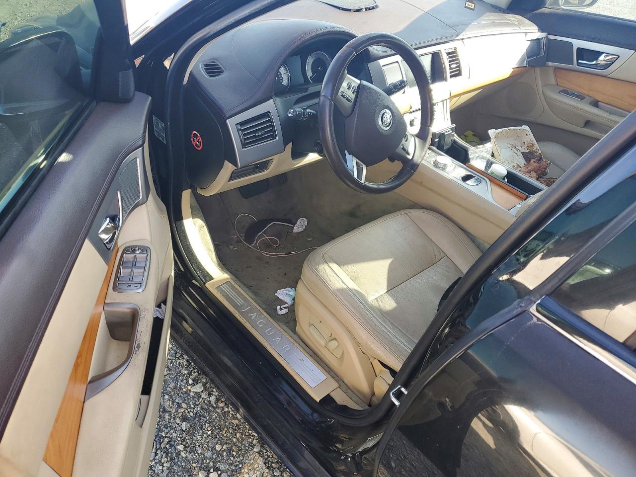 JAGUAR XF 2010 — 9