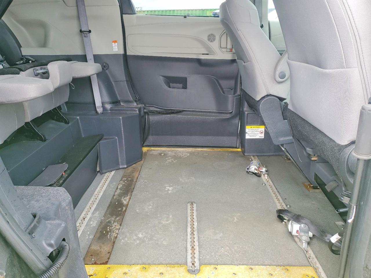 TOYOTA SIENNA 2024 — 11