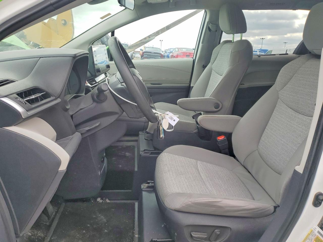 TOYOTA SIENNA 2024 — 8