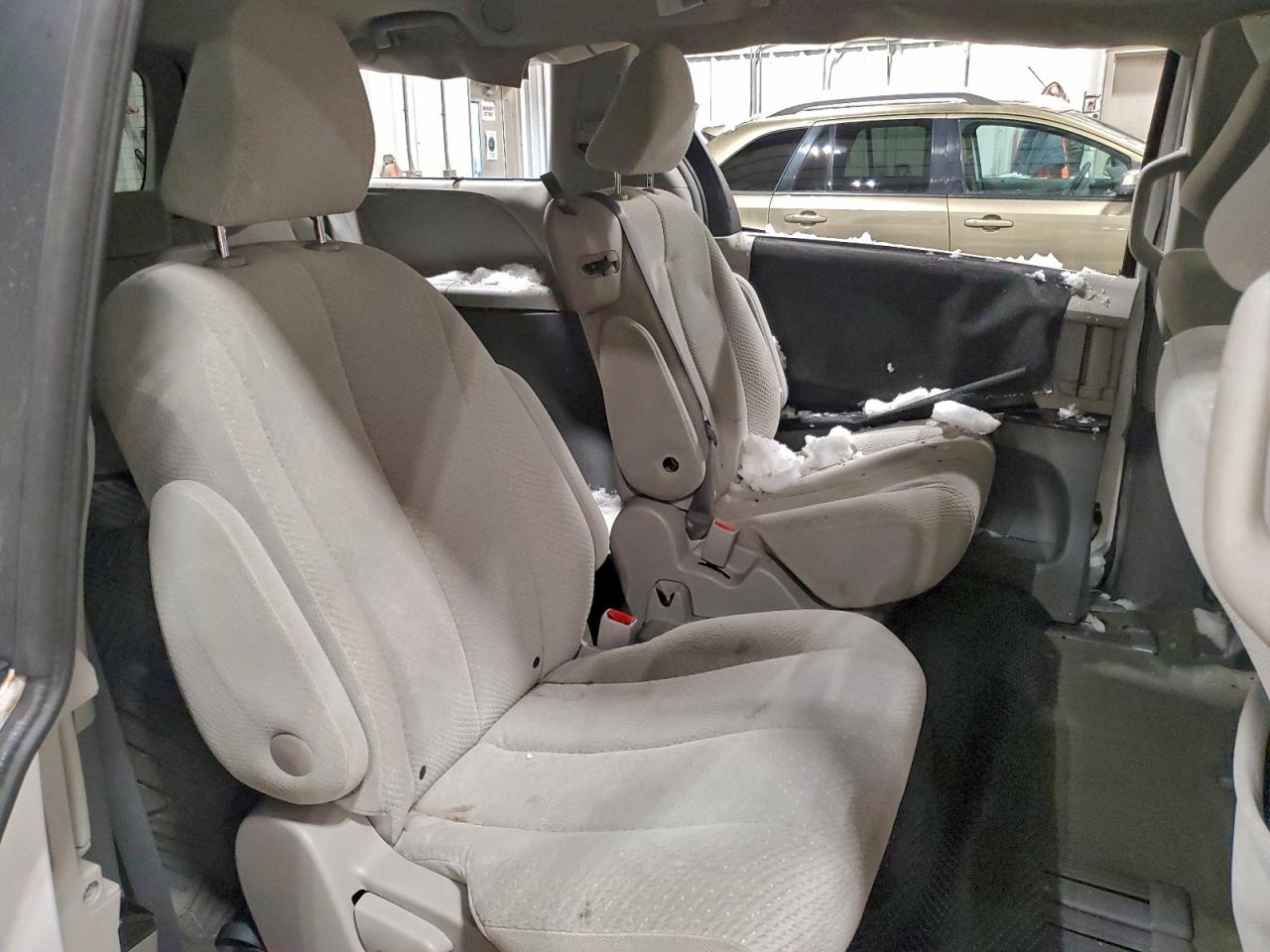 TOYOTA SIENNA 2011 — 12