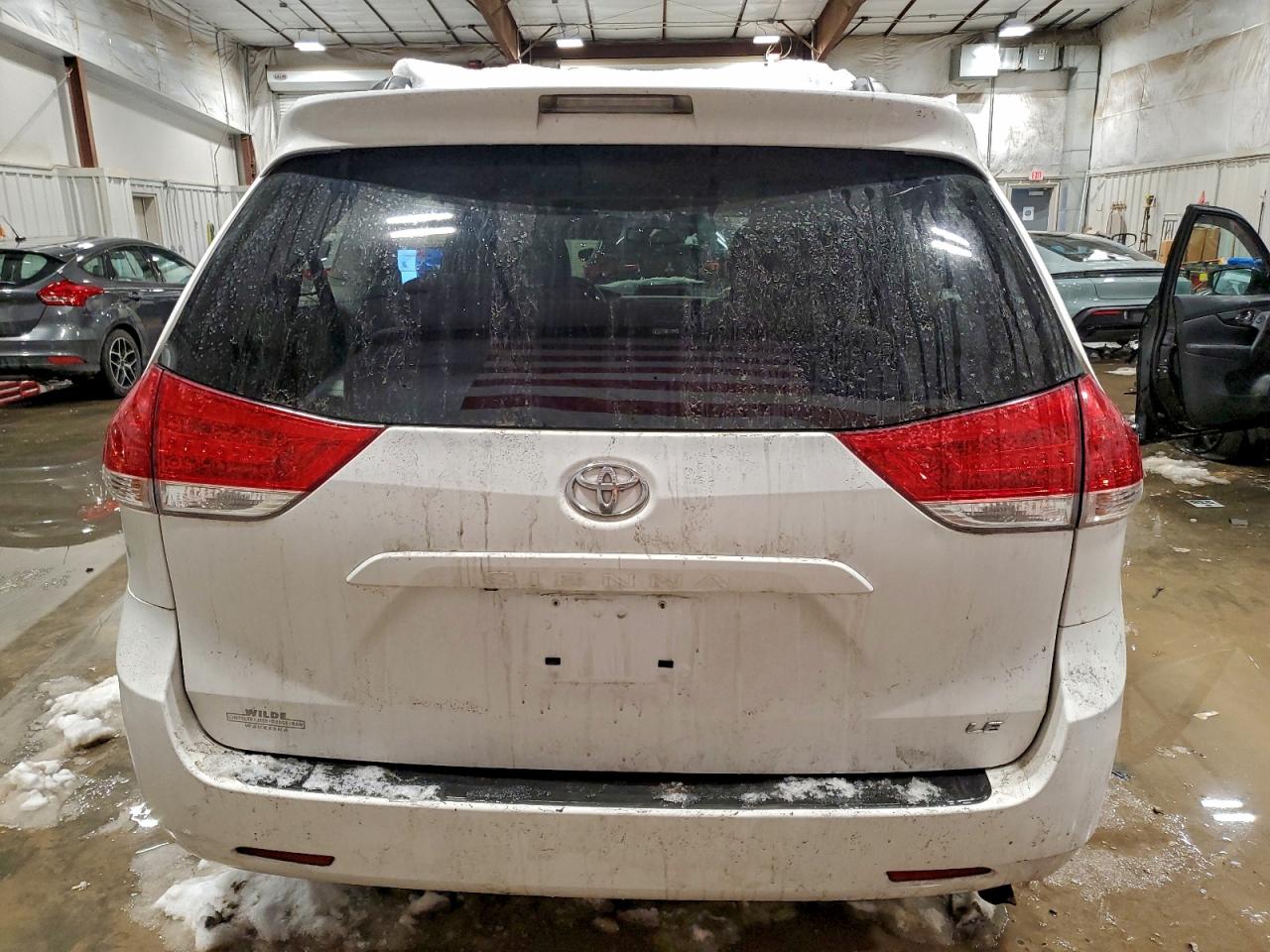TOYOTA SIENNA 2011 — 7
