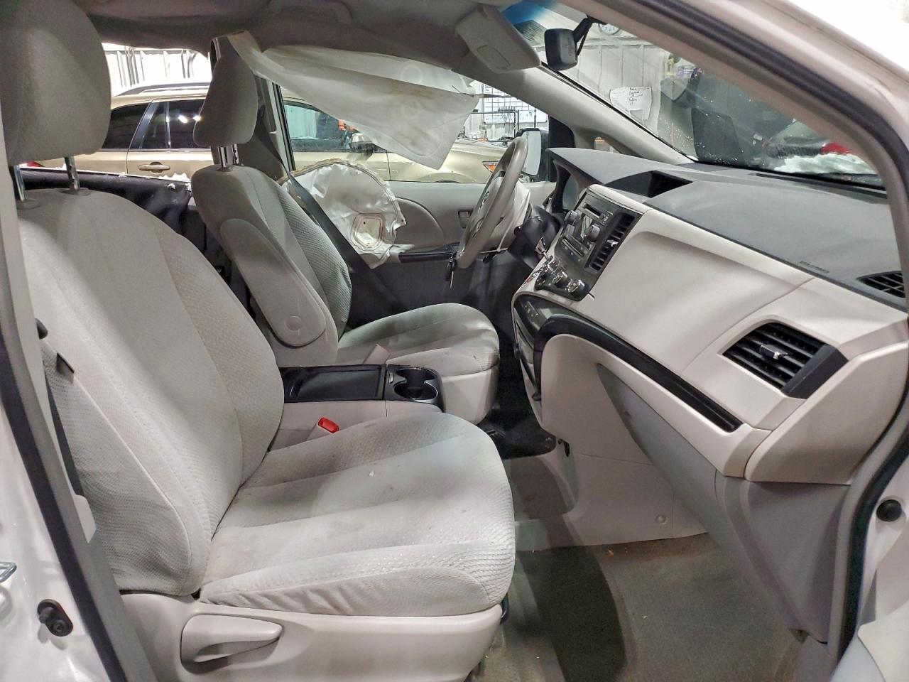 TOYOTA SIENNA 2011 — 8