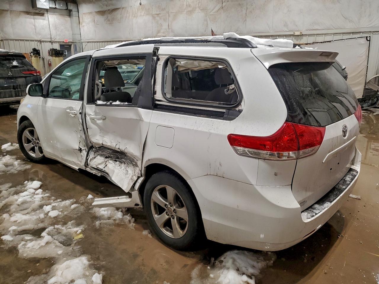 TOYOTA SIENNA 2011 — 3