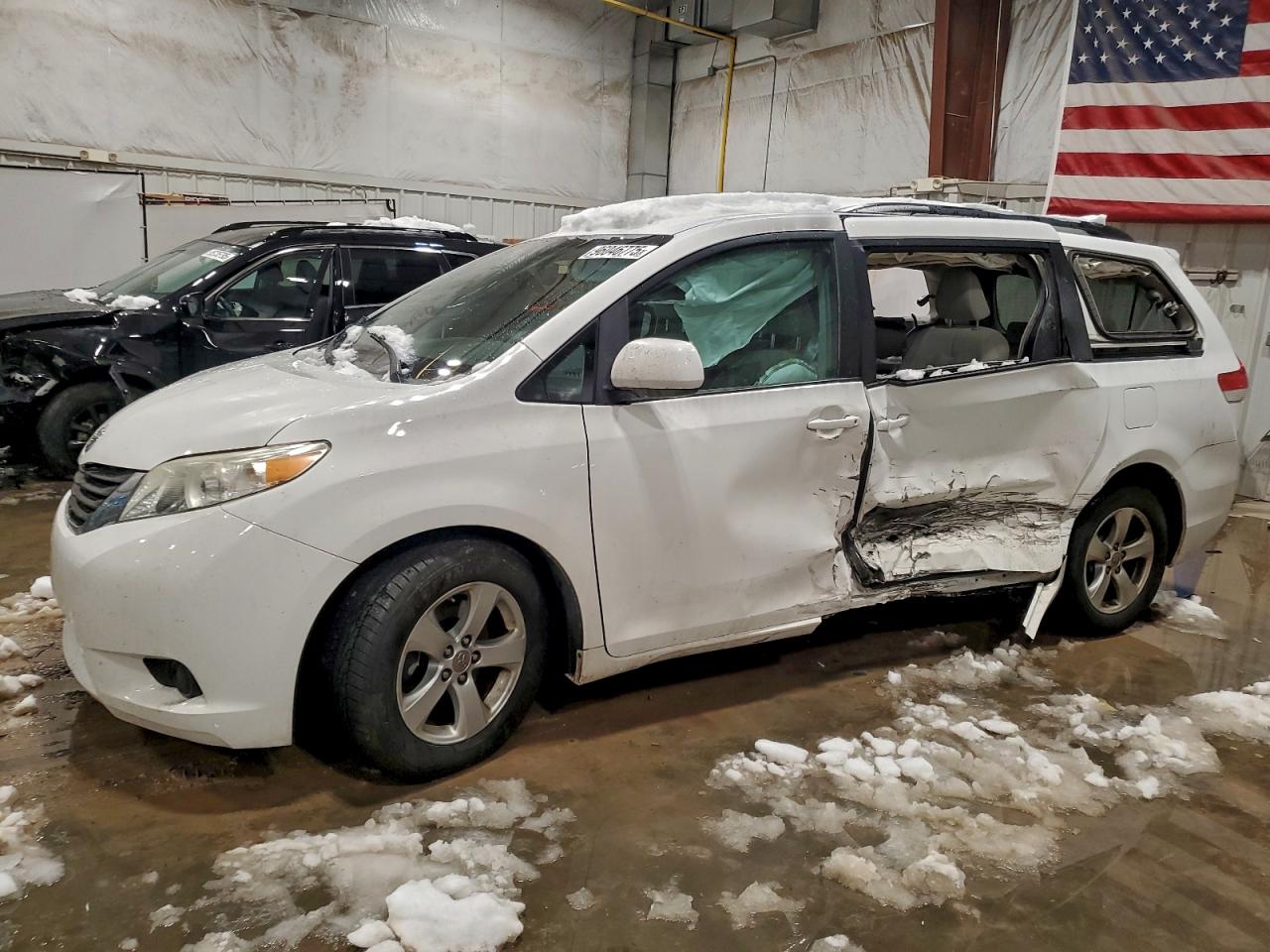 TOYOTA SIENNA 2011 — 2