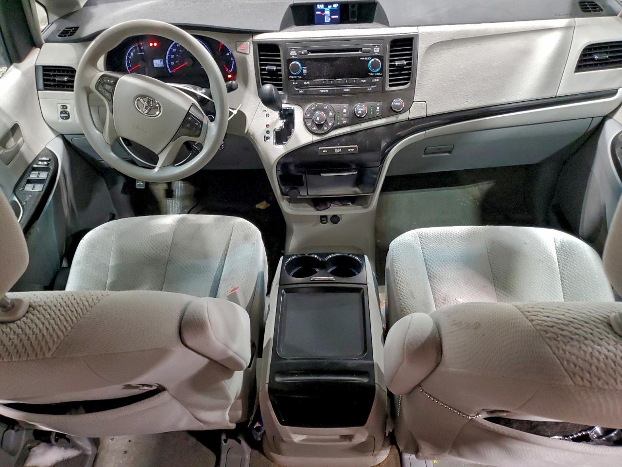 TOYOTA SIENNA 2011 — 9