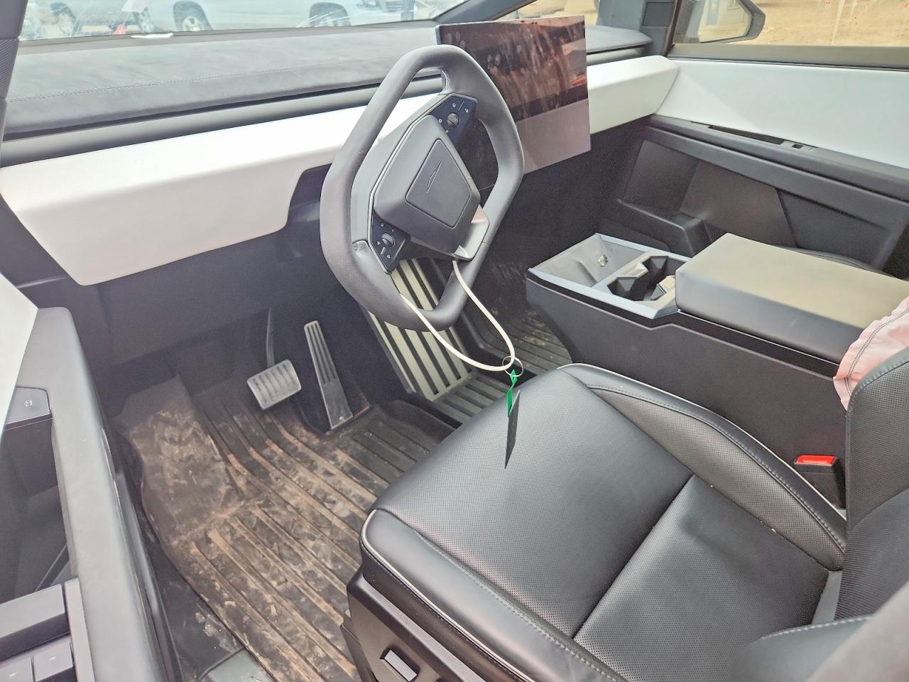 TESLA CYBERTRUCK 2024 — 9
