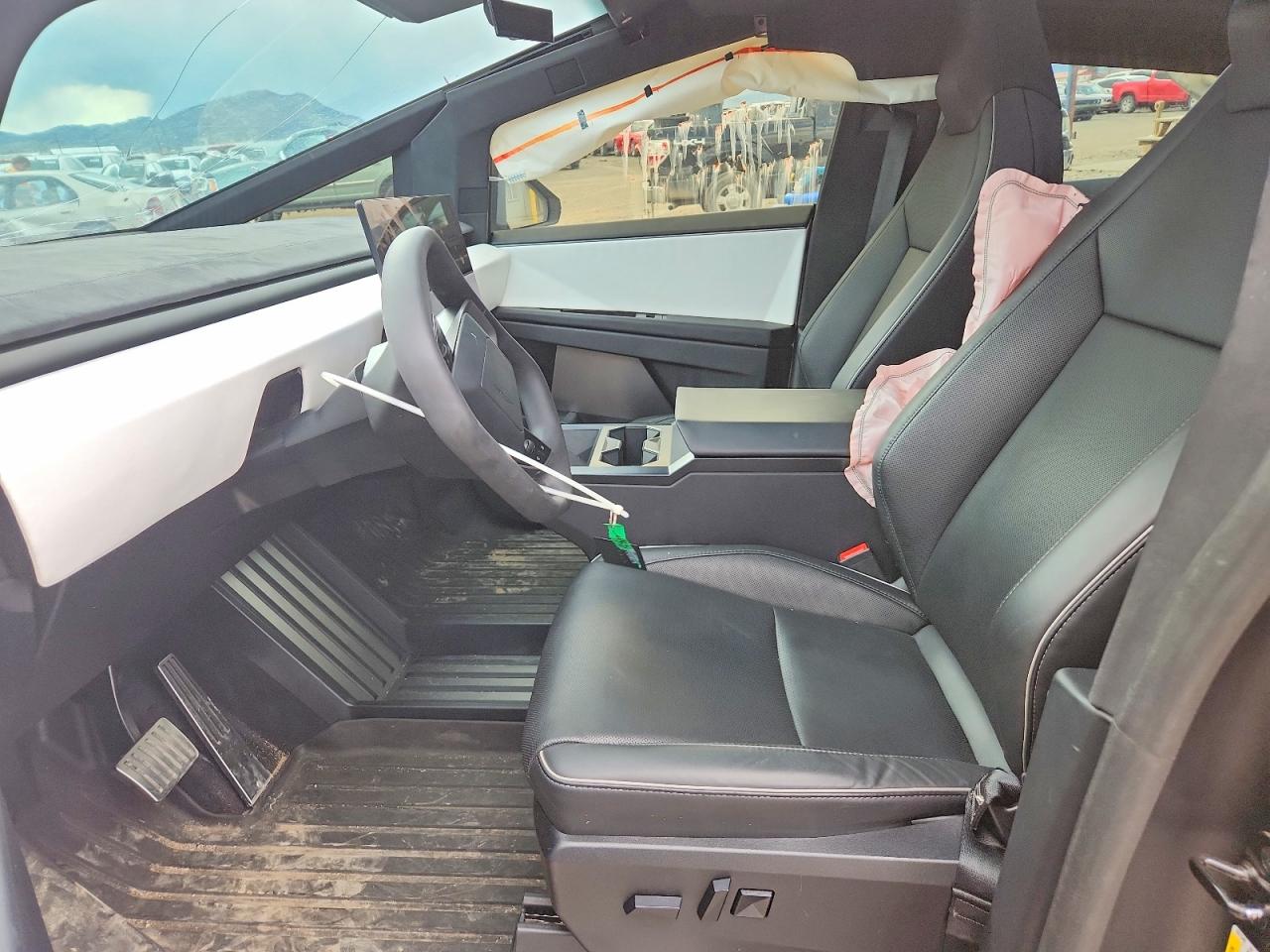 TESLA CYBERTRUCK 2024 — 8