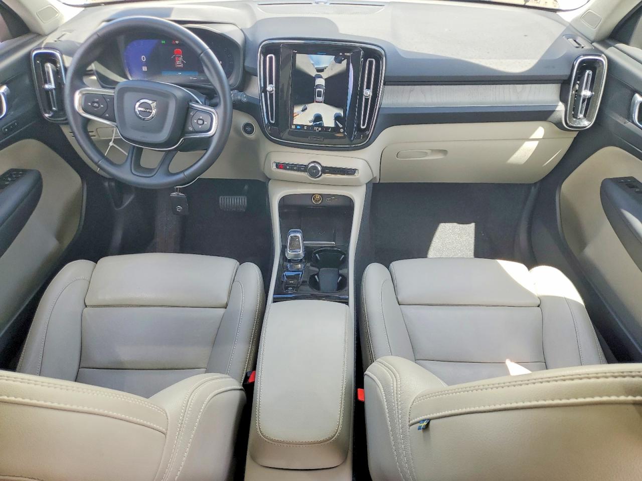 VOLVO XC40 2024 — 9