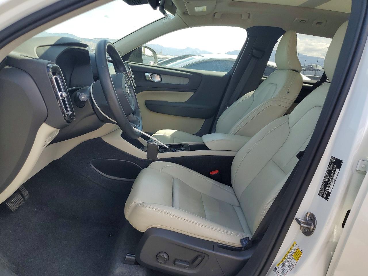 VOLVO XC40 2024 — 8