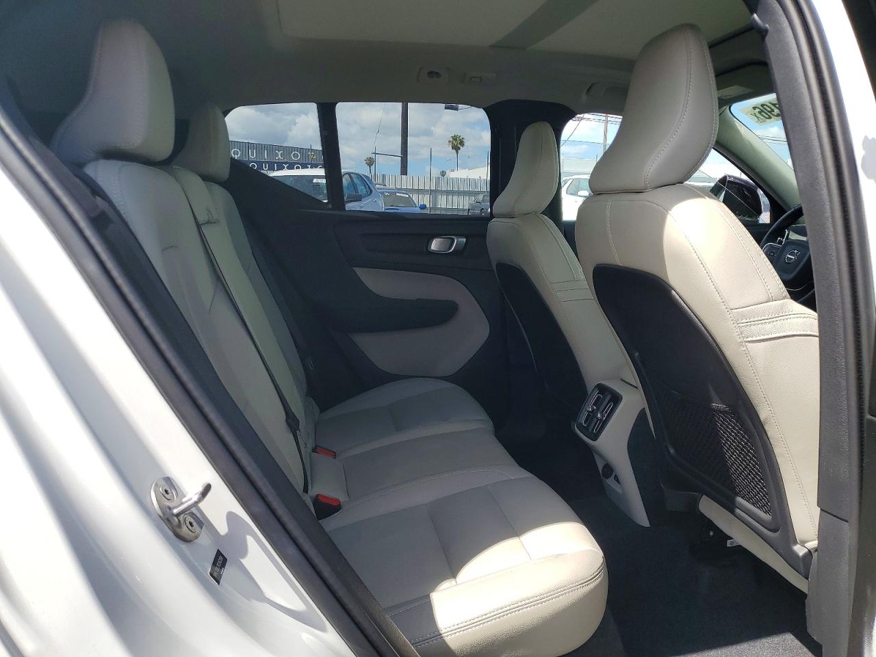 VOLVO XC40 2024 — 12