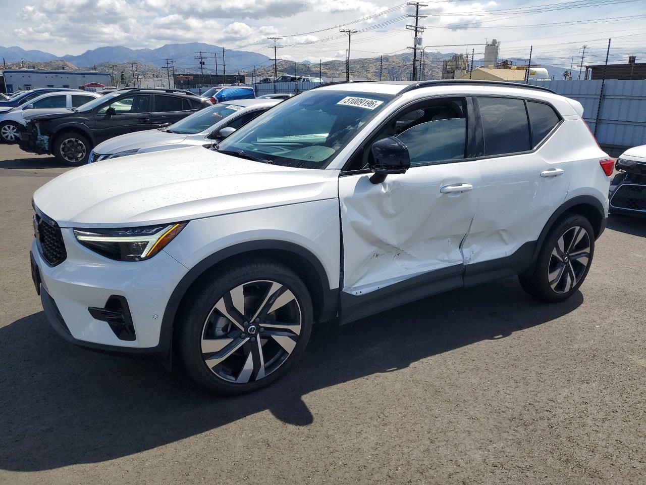 VOLVO XC40 2024 — 2