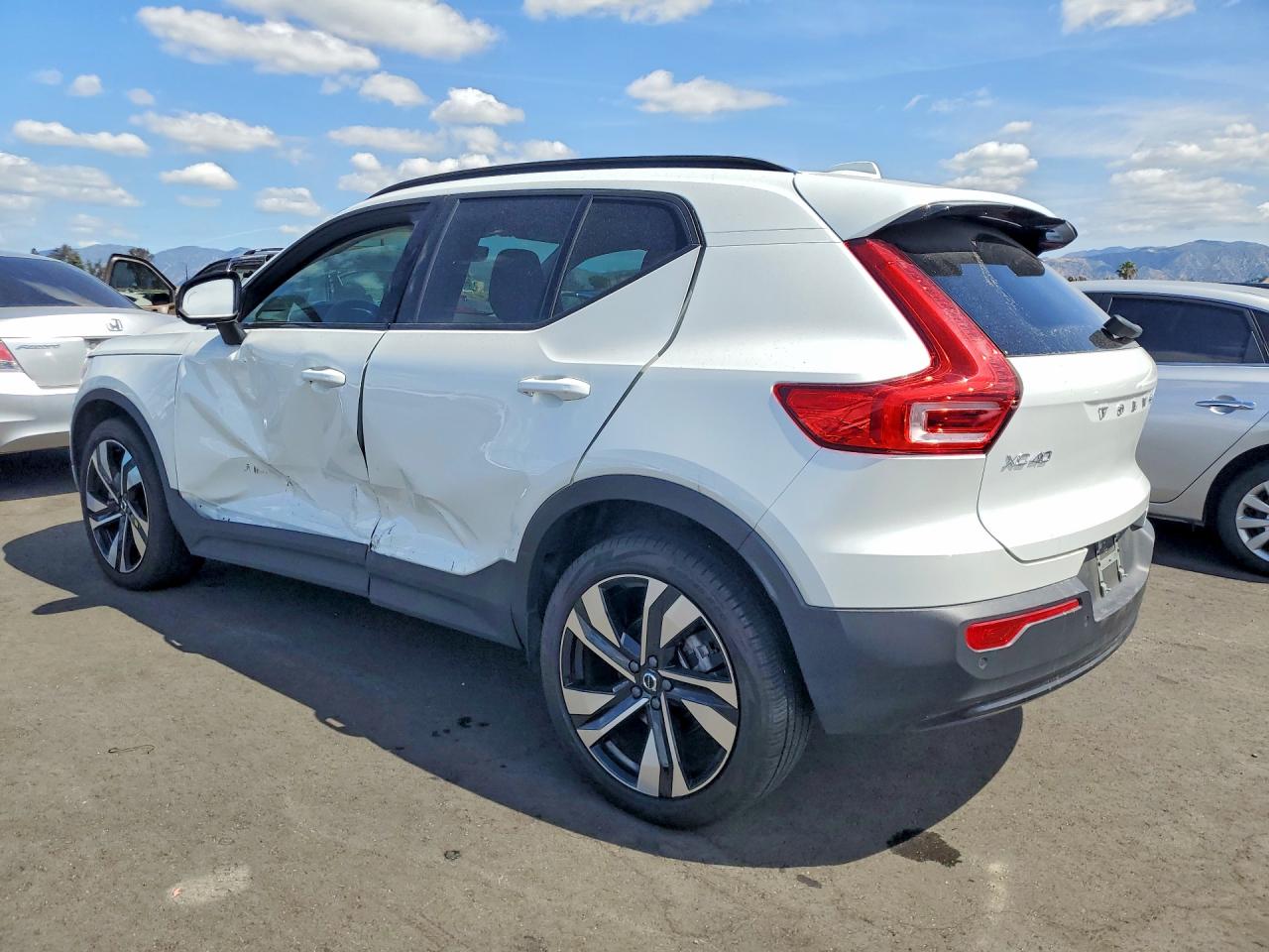 VOLVO XC40 2024 — 3