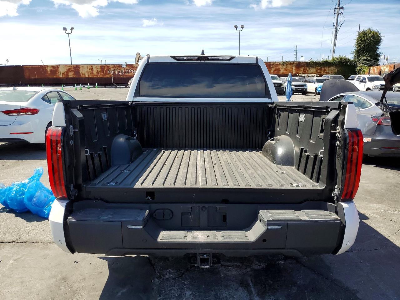 TOYOTA TUNDRA 2023 — 7