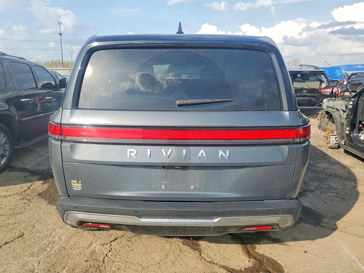 RIVIAN R1S 2023 — 7