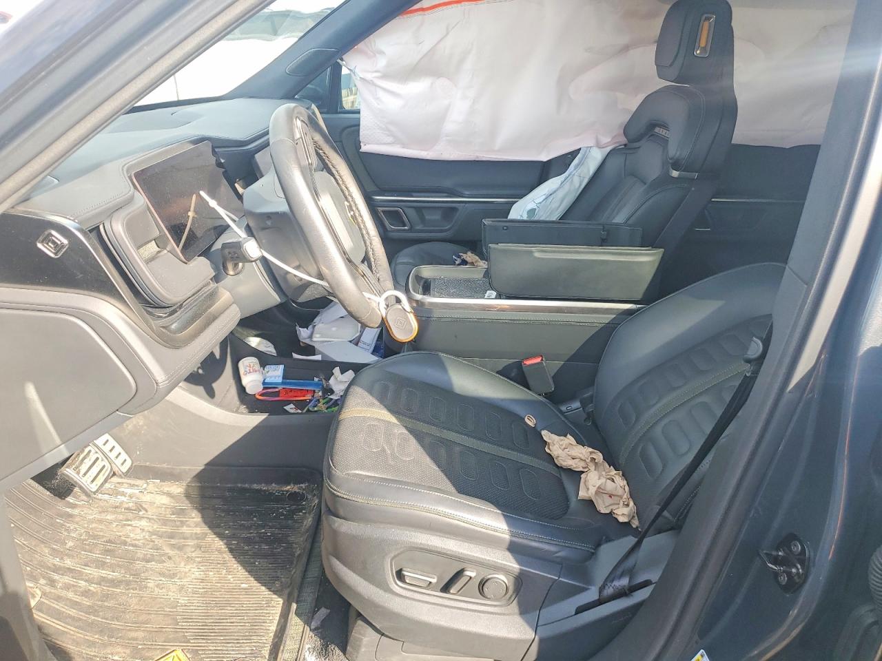 RIVIAN R1S 2023 — 8