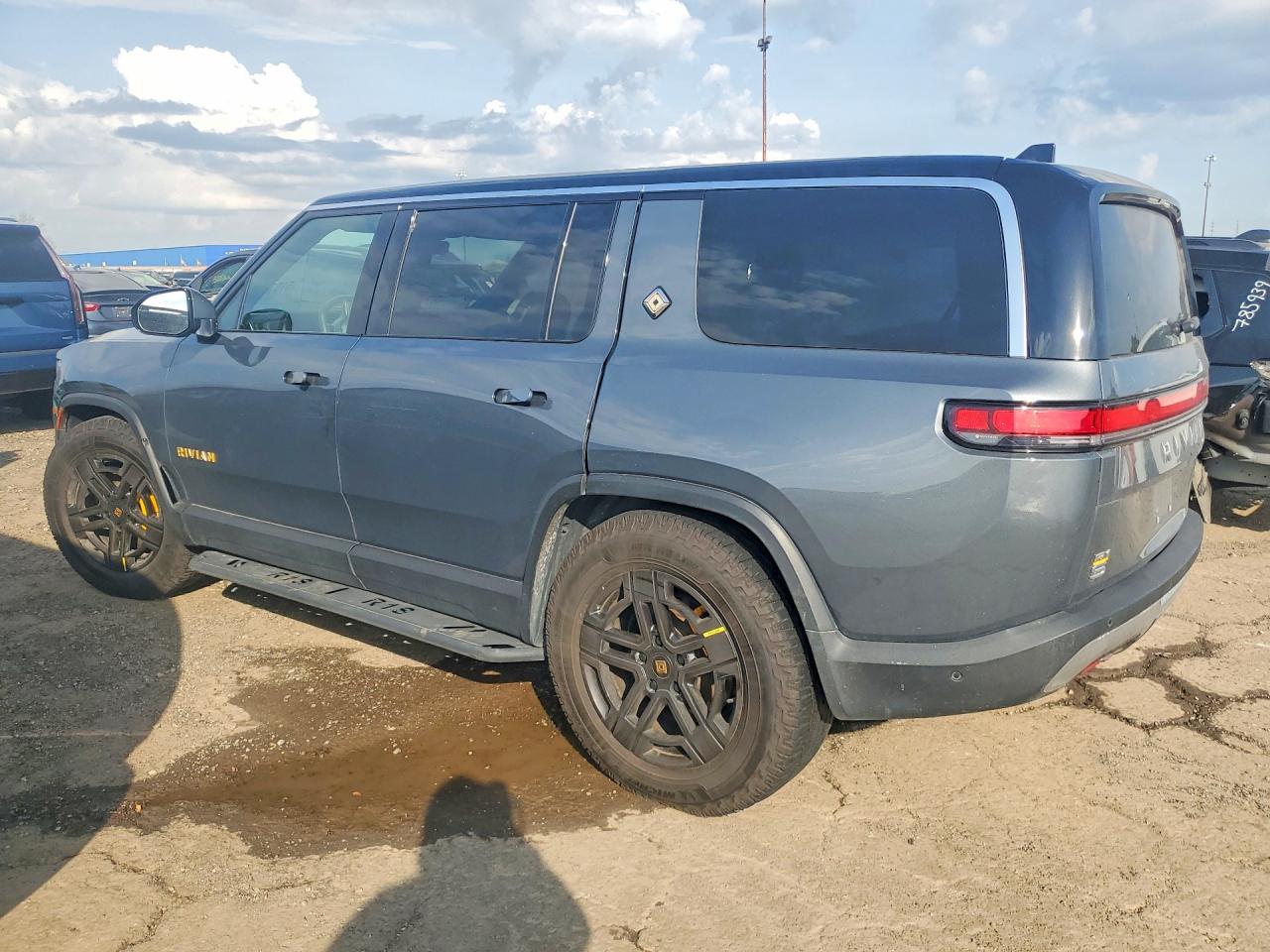 RIVIAN R1S 2023 — 3