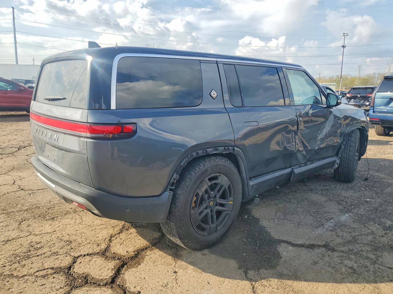 RIVIAN R1S 2023 — 4