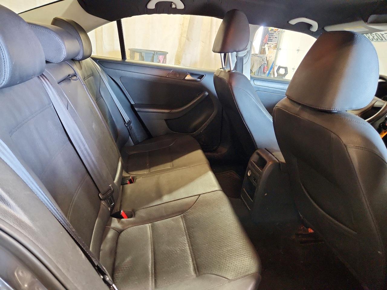 VOLKSWAGEN JETTA 2011 — 11