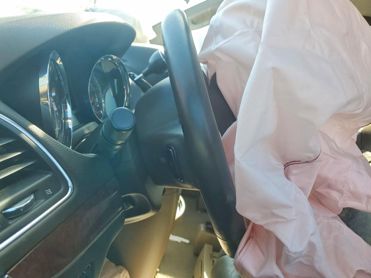 CHRYSLER TOWN & COUNTRY 2011 — 9