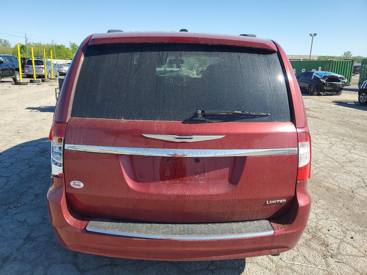 CHRYSLER TOWN & COUNTRY 2011 — 7