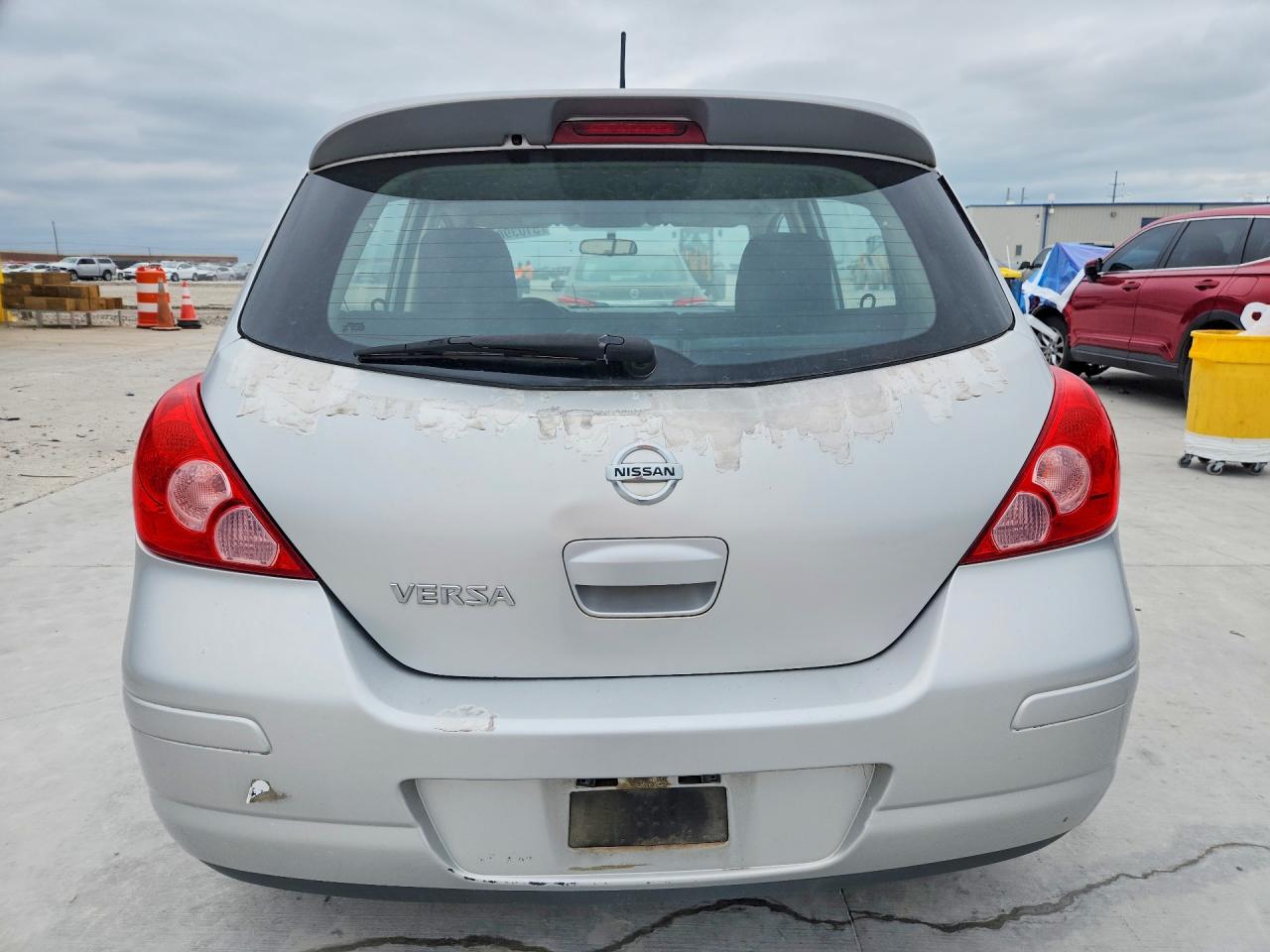 NISSAN VERSA 2011 — 7
