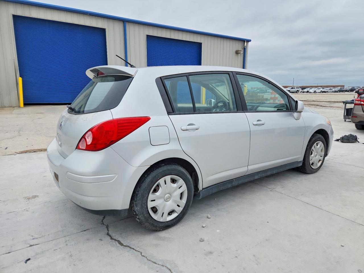 NISSAN VERSA 2011 — 4