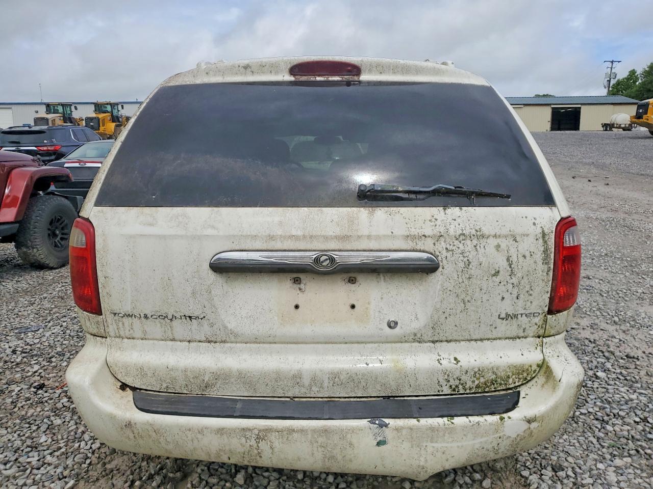 CHRYSLER TOWN & COUNTRY 2003 — 7
