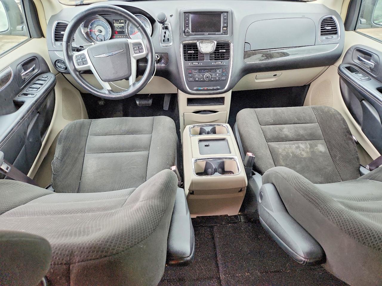 CHRYSLER TOWN & COUNTRY 2015 — 9