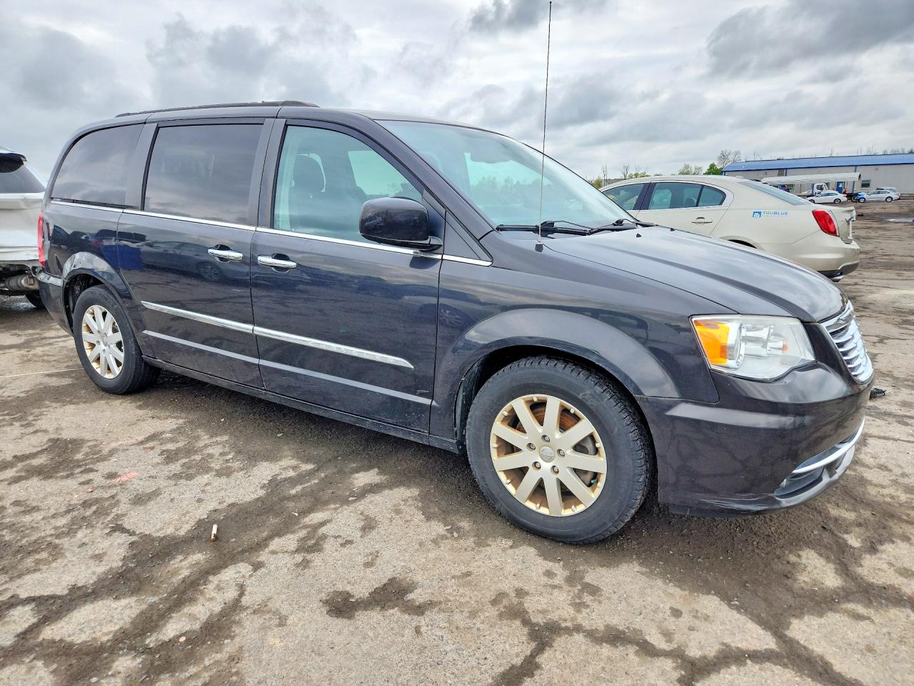 CHRYSLER TOWN & COUNTRY 2015 — 5