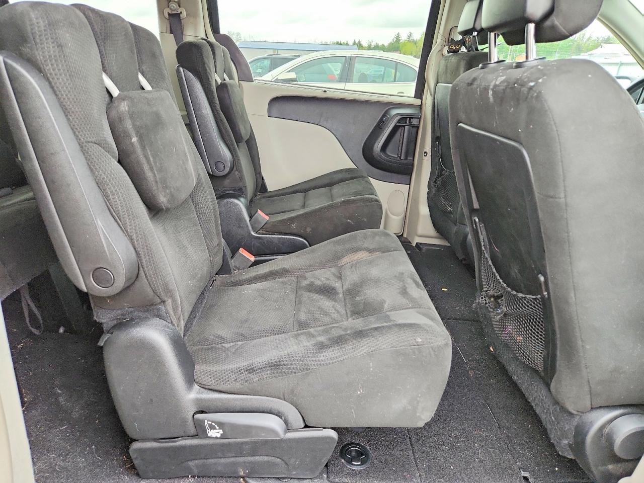 CHRYSLER TOWN & COUNTRY 2015 — 12
