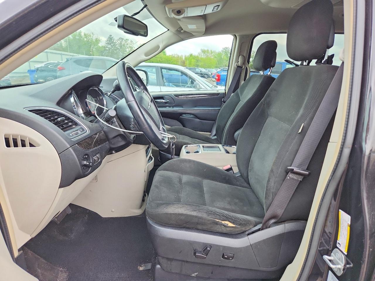 CHRYSLER TOWN & COUNTRY 2015 — 8