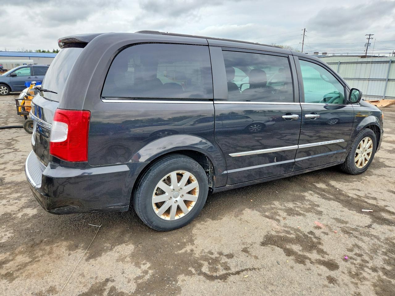CHRYSLER TOWN & COUNTRY 2015 — 4