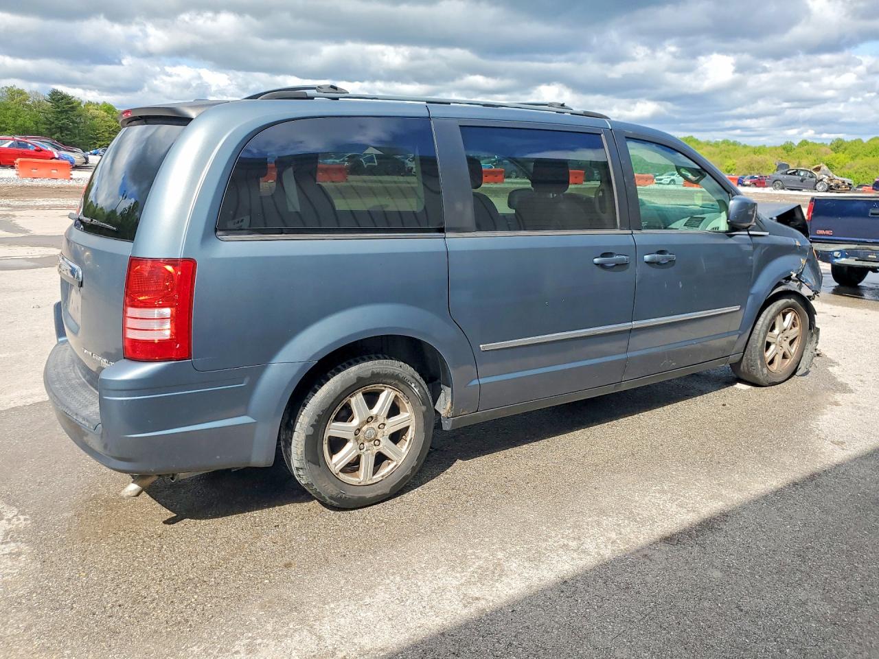 CHRYSLER TOWN & COUNTRY 2010 — 4