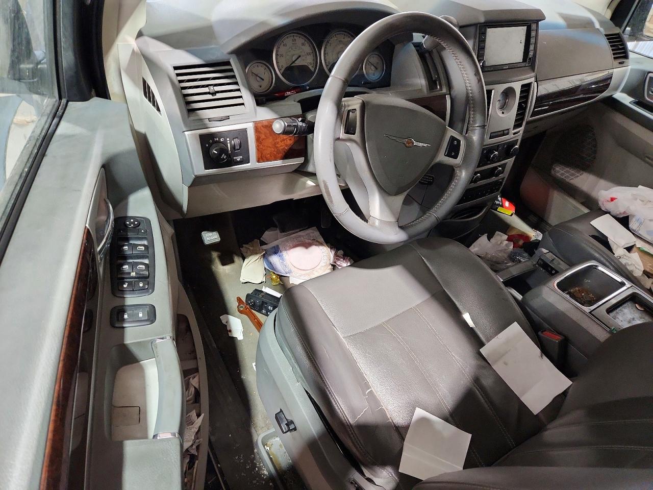 CHRYSLER TOWN & COUNTRY 2010 — 9