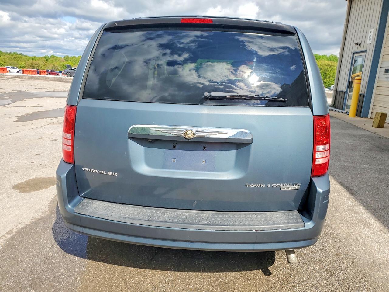 CHRYSLER TOWN & COUNTRY 2010 — 7