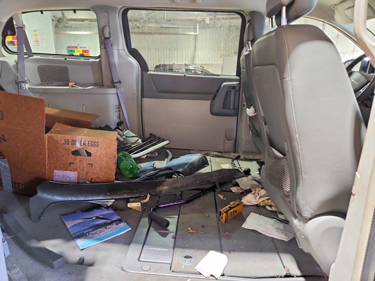 CHRYSLER TOWN & COUNTRY 2010 — 12