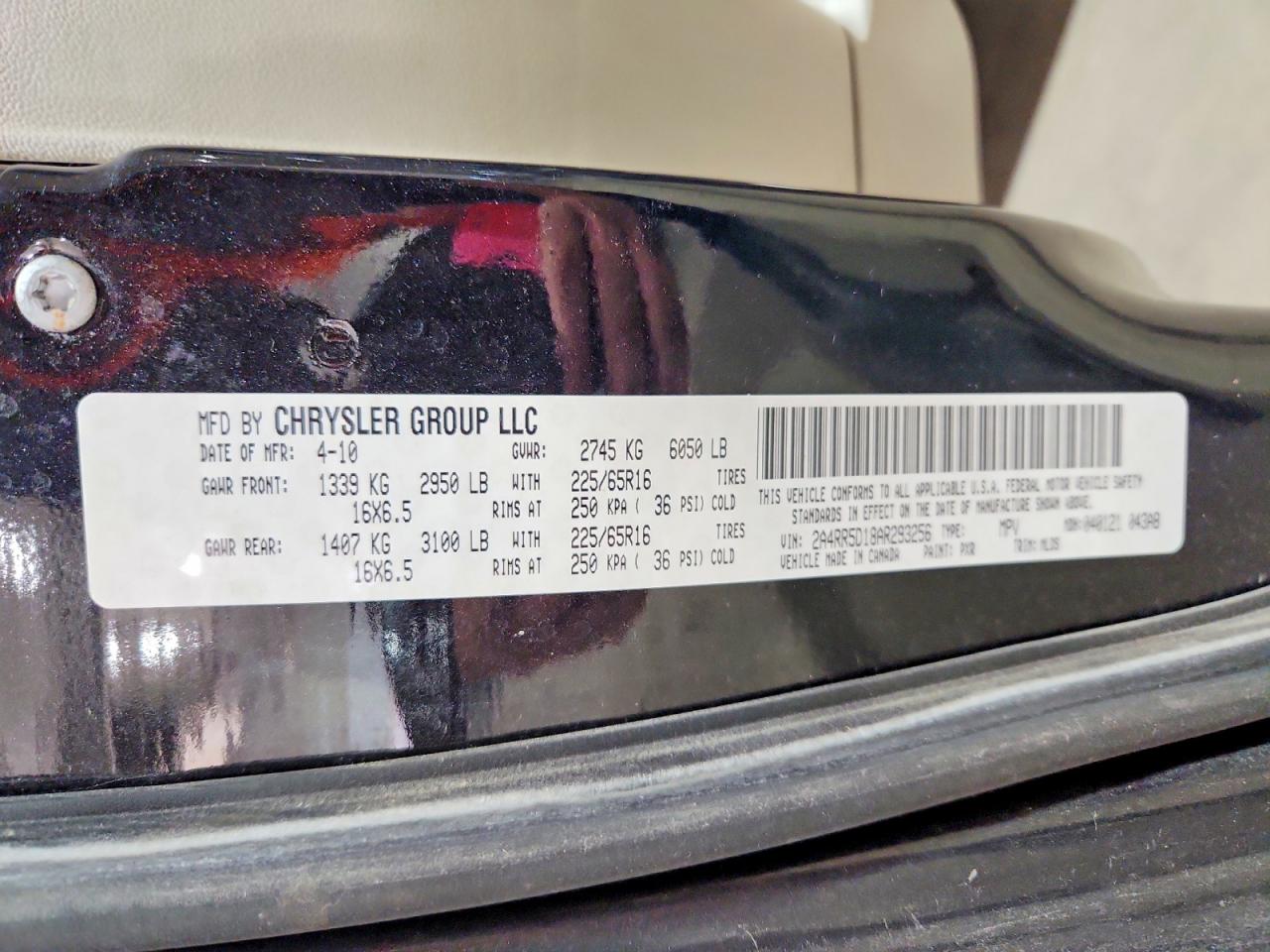 CHRYSLER TOWN & COUNTRY 2010 — 14