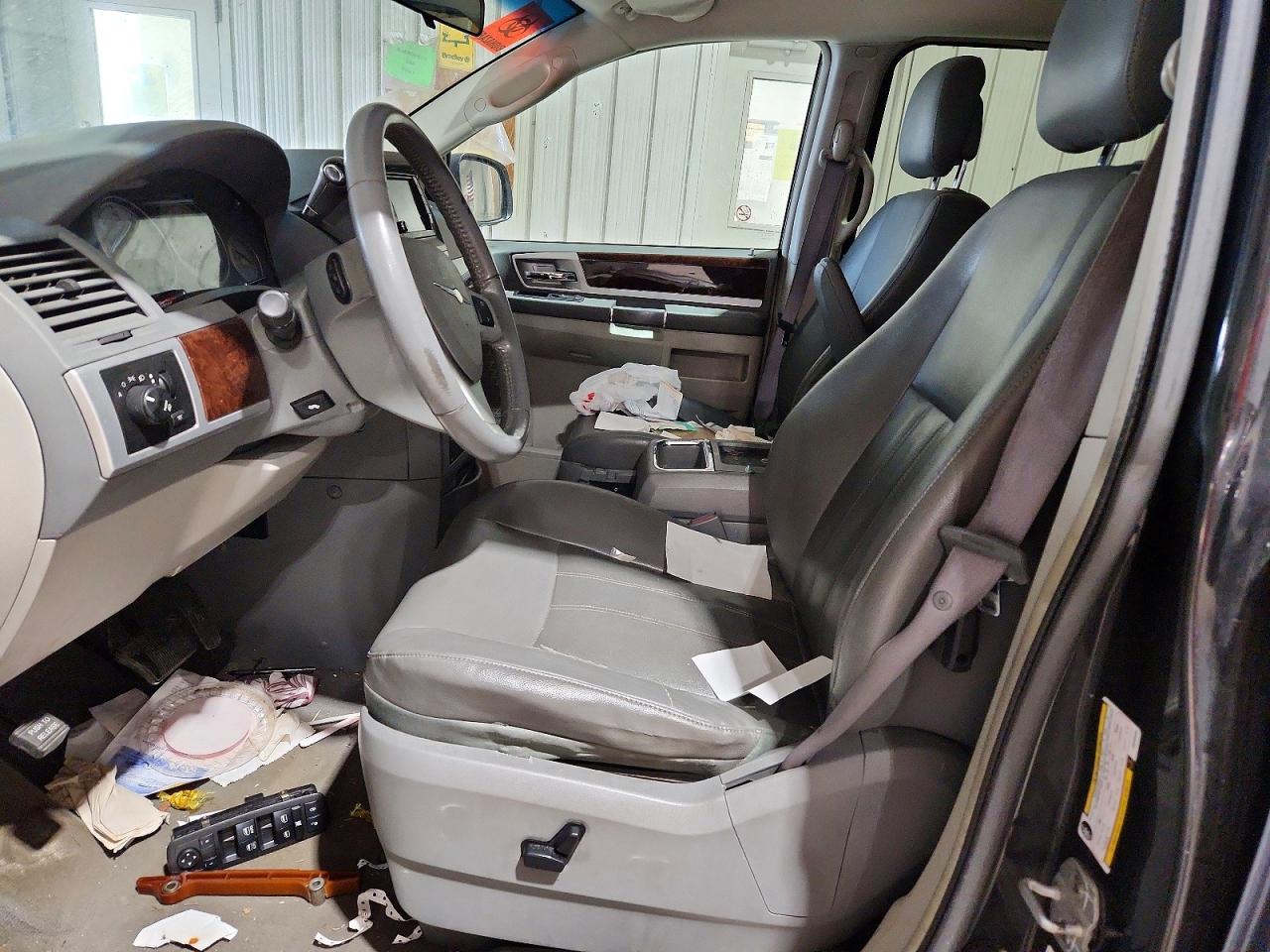 CHRYSLER TOWN & COUNTRY 2010 — 8