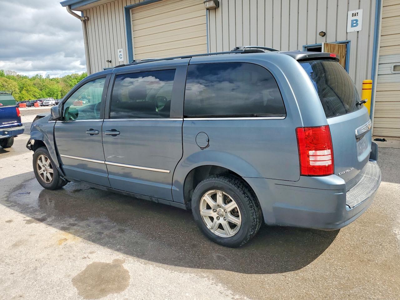 CHRYSLER TOWN & COUNTRY 2010 — 3