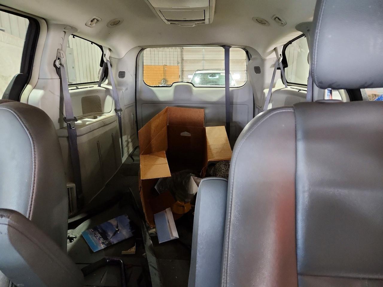 CHRYSLER TOWN & COUNTRY 2010 — 11