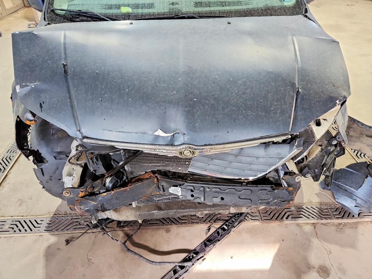 CHRYSLER TOWN & COUNTRY 2010 — 13