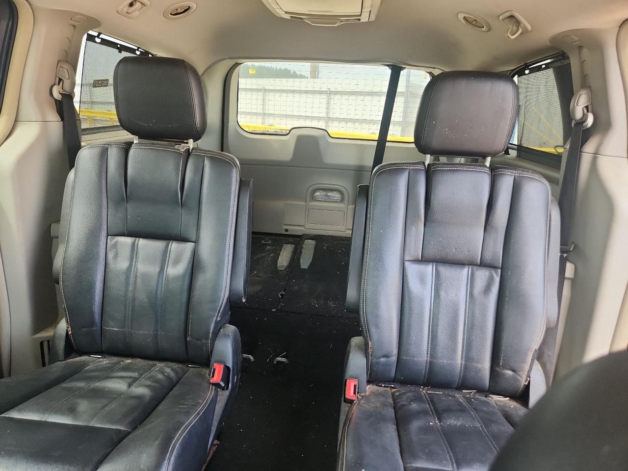 CHRYSLER TOWN & COUNTRY 2014 — 11