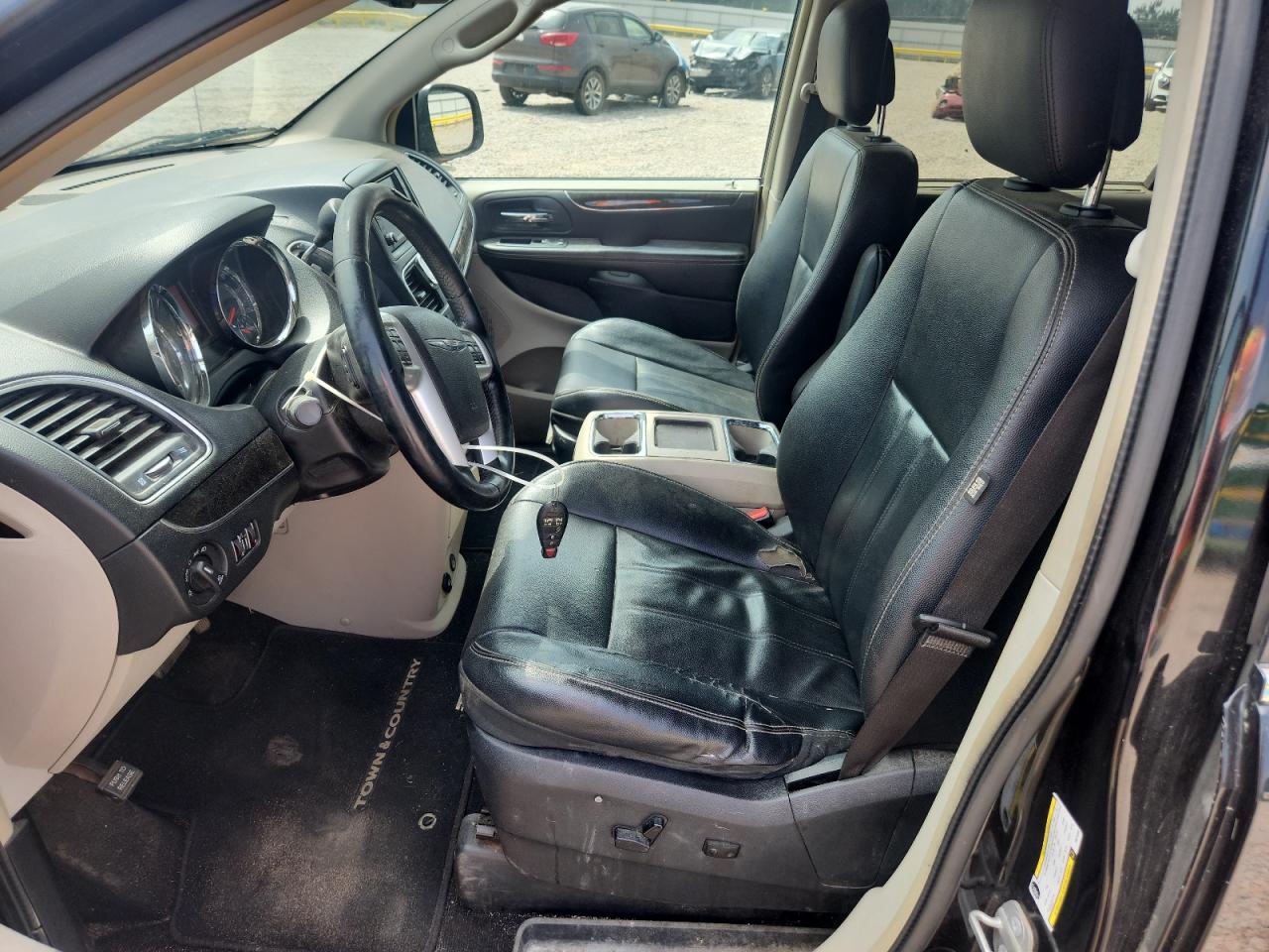 CHRYSLER TOWN & COUNTRY 2014 — 8