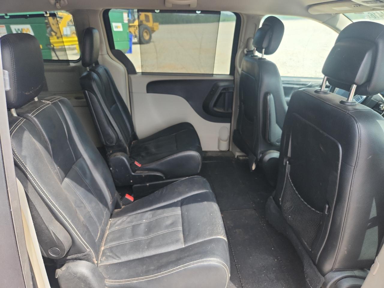 CHRYSLER TOWN & COUNTRY 2014 — 12