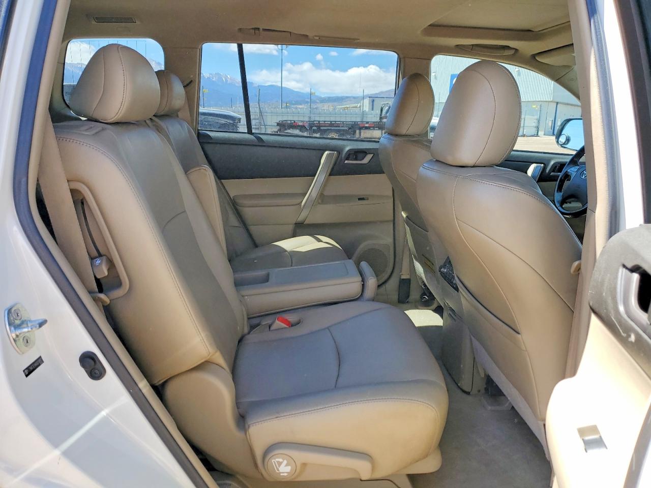 TOYOTA HIGHLANDER 2010 — 11