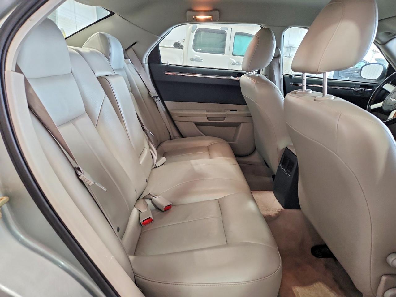 CHRYSLER 300 2005 — 11