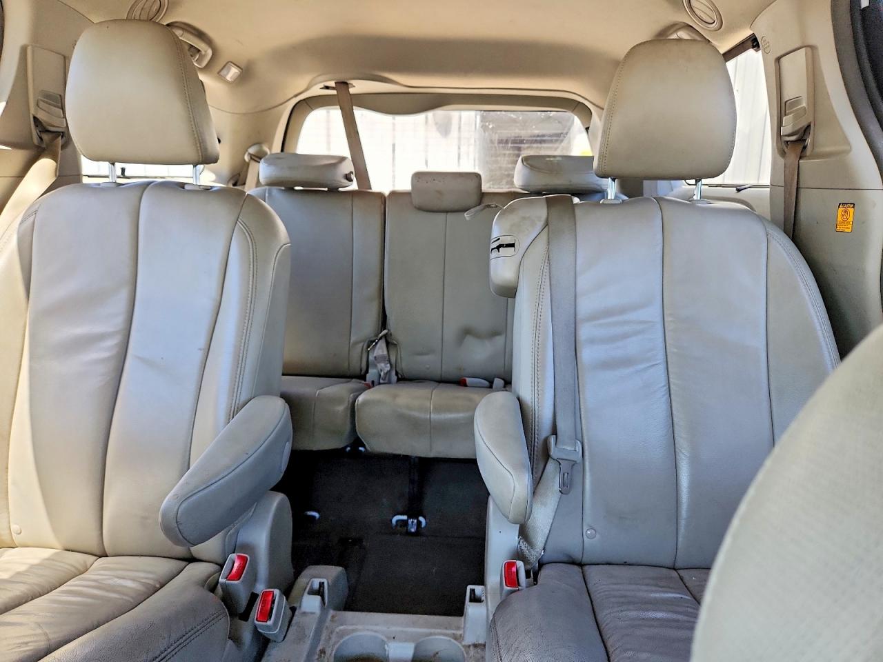 TOYOTA SIENNA 2013 — 11