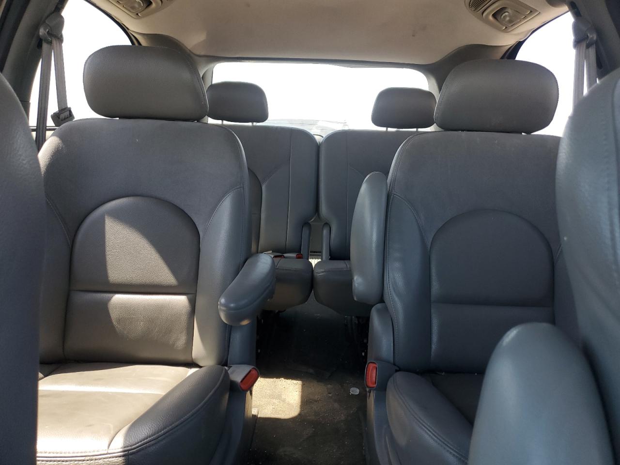 CHRYSLER TOWN & COUNTRY 2004 — 11