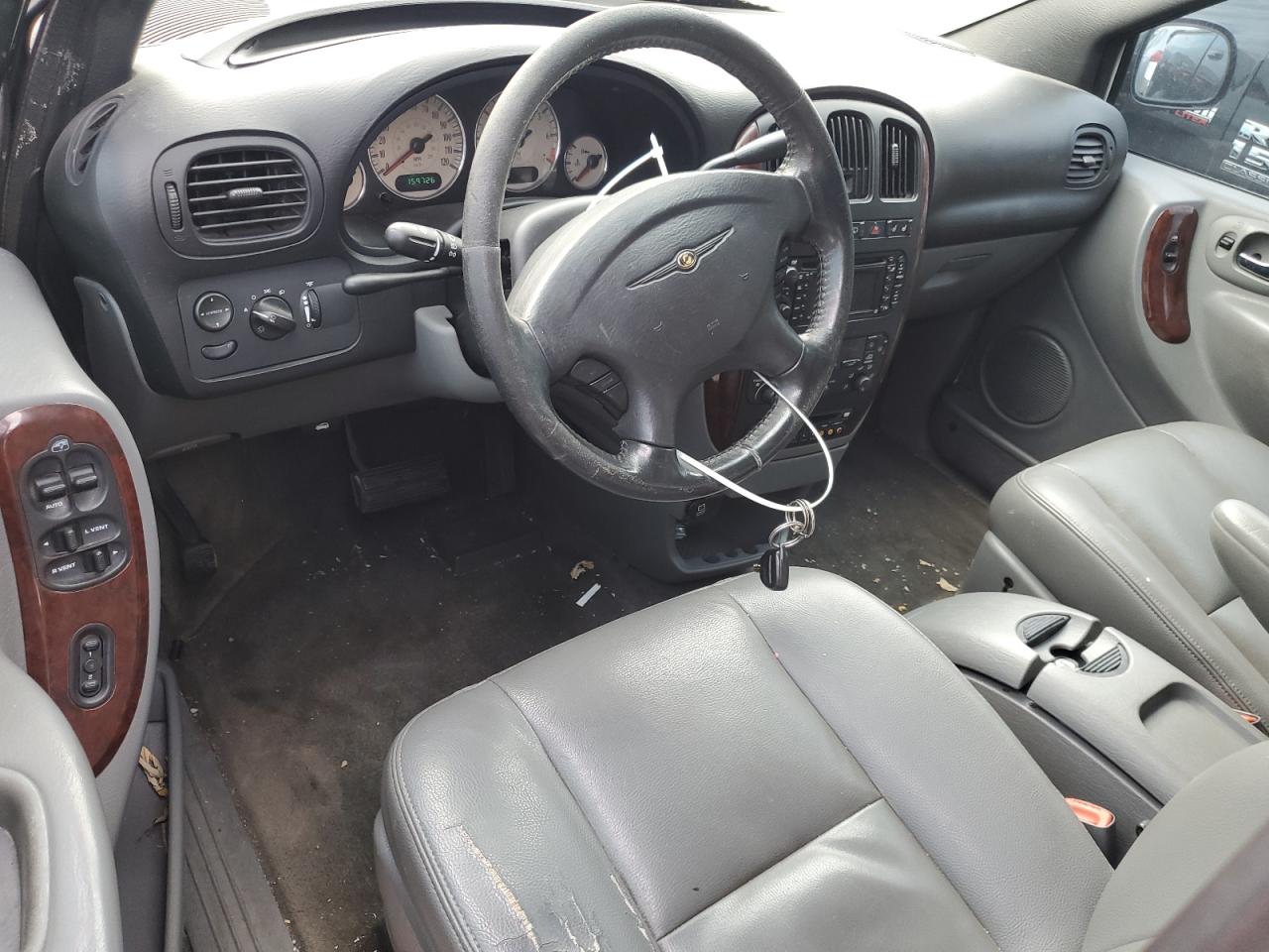 CHRYSLER TOWN & COUNTRY 2004 — 9
