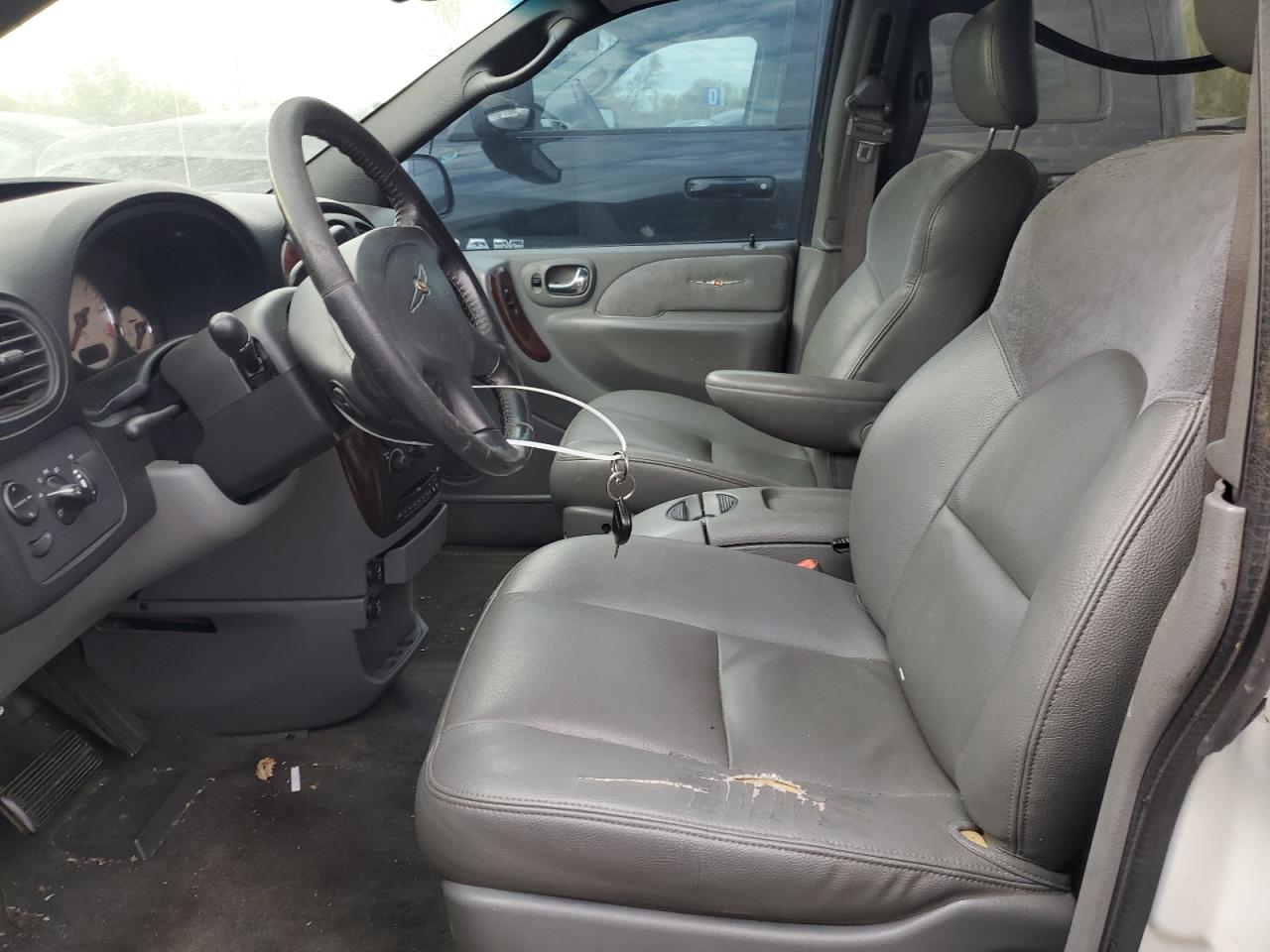 CHRYSLER TOWN & COUNTRY 2004 — 8